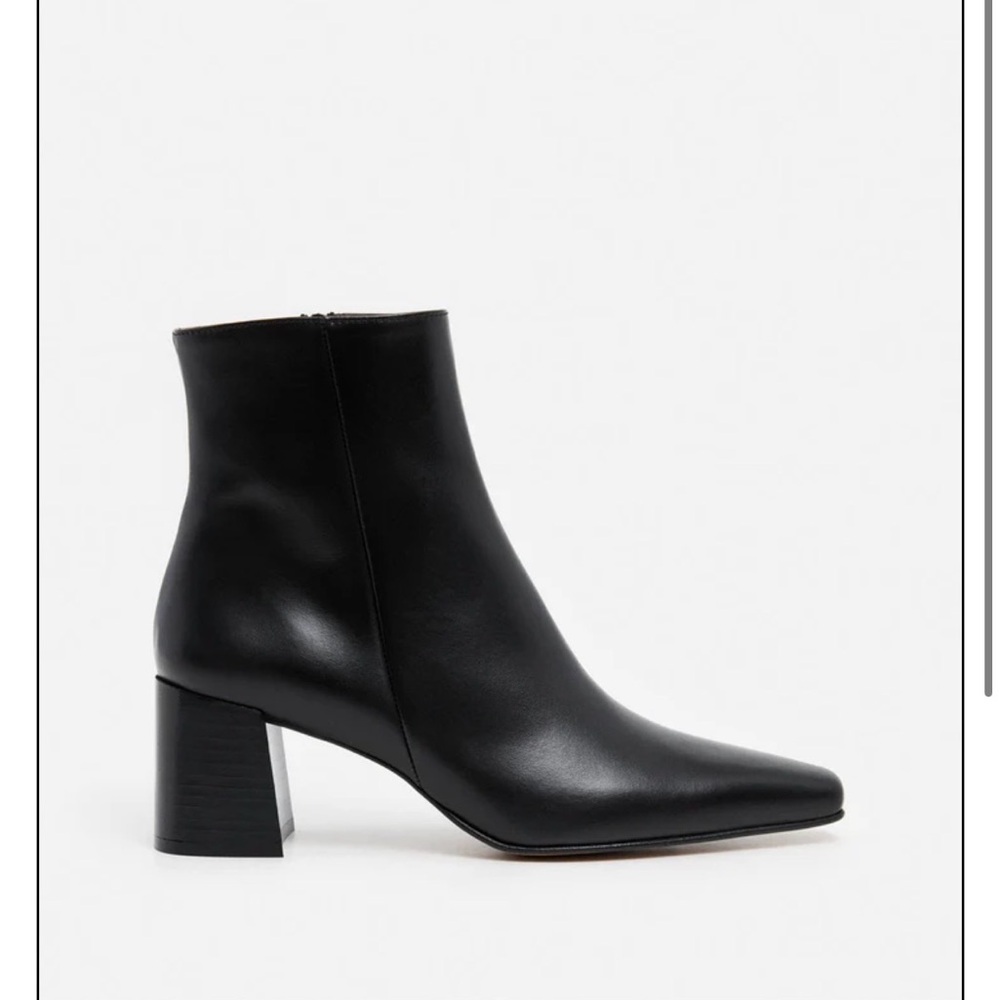 Flattered grey leather boots 39